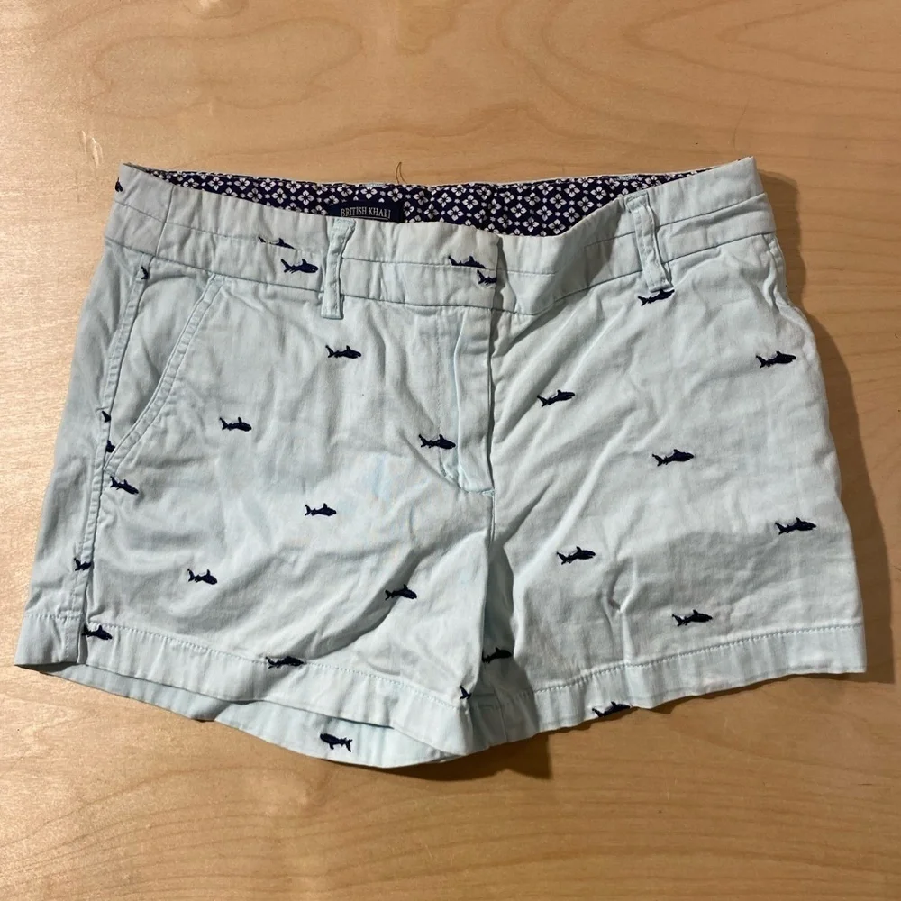 British Khaki Light Blue Shark Print Women's Shorts 4 (OM)